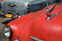 Classic American cars parked in the streets of Havana von Sami Sarkis Photography