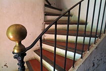 Wrought iron handrail of an old staircase. von Sami Sarkis Photography