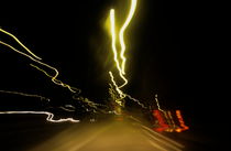 Blurred tail lights of highway traffic at night. von Sami Sarkis Photography