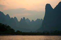 Looking across the Li Jiang River at the limestone mountain peaks between Xinping and Yangshuo von Sami Sarkis Photography