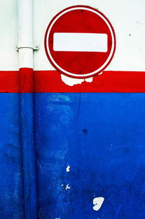 'One Way' street sign on a red von Sami Sarkis Photography