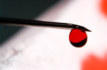 Drop of blood at the end of a syringe. von Sami Sarkis Photography