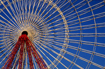 Ferris wheel in an amusement park on a sunny day. von Sami Sarkis Photography