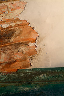 Paint peeling from a boat hull. von Sami Sarkis Photography