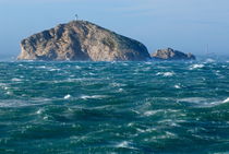 Waves crashing against Tiboulen de Maire Island on a windy day von Sami Sarkis Photography