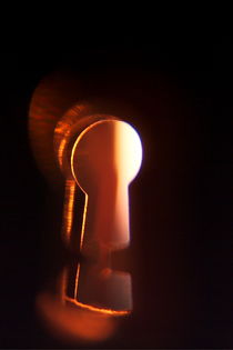 Light peeking through a keyhole. von Sami Sarkis Photography