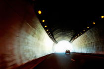 Car travelling inside a highway tunnel von Sami Sarkis Photography