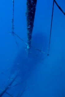 Looking down on the Le Voilier shipwreck underwater von Sami Sarkis Photography