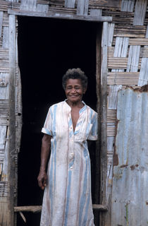 Portrait of a woman standing-up outside her home von Sami Sarkis Photography