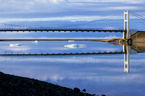 Bridge crossing over icebergs floating in the waters of Jokulsarlon Lagoon von Sami Sarkis Photography