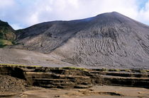 Looking across the ash plain where former Siwi Lake used to be with the billowing smoke of Yasur Volcano in the background von Sami Sarkis Photography