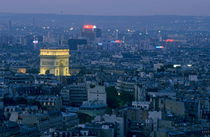 Arc de Triomphe illuminated at twilight surrounded by the cityscape of Paris von Sami Sarkis Photography