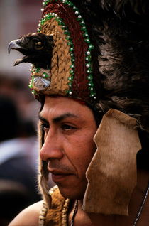 Indian man wearing a traditional headdress during the festival of the Day of the Virgin of Guadalupe in Mexico City von Sami Sarkis Photography
