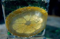 Lemon slice floating in a fizzy drink. von Sami Sarkis Photography