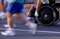 Runners and disabled people in wheelchairs racing together von Sami Sarkis Photography