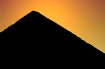 Silhouette of the Great Pyramid of Giza at sunset von Sami Sarkis Photography
