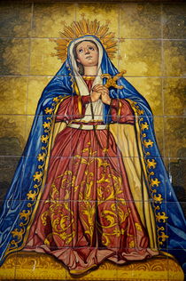 Faience mural depicting the Virgin Mary on a wall  in the suburb of Barrio de Santa Cruz in Seville von Sami Sarkis Photography