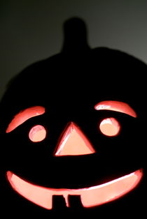 Halloween Jack o' Lantern glowing at night. von Sami Sarkis Photography