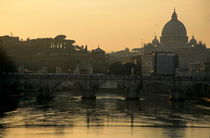 The Sant'Angelo Bridge and the Papal Basilica of Saint Peter at sunset von Sami Sarkis Photography