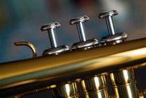 Three musical keys on a shiny trumpet. von Sami Sarkis Photography