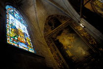 Religious painting and stained glass window inside a chapel at the Seville Cathedral von Sami Sarkis Photography