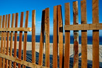 Broken fence by the seaside von Sami Sarkis Photography