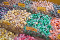 Piles of colorful lollipops in a sweet shop von Sami Sarkis Photography