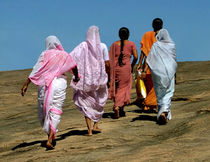 Barefoot Indian Ladies von serenityphotography