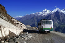 Bus Descending Rhotang Pass von serenityphotography