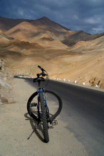 Mountain Biking down from Khardung La by serenityphotography