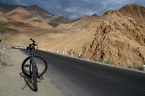 Mountain Biking down from Khardung La von serenityphotography