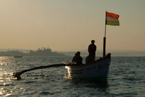 Dolphin Boat with Indian Flag Palolem von serenityphotography