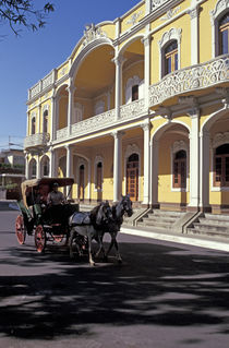 GRANADA HORSE AND CARRIAGE Nicaragua von John Mitchell