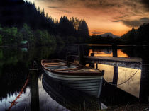 Golden Sunset over Loch Ard von Amanda Finan