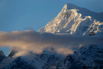 Cloud and Mountains on the way to Thorung Phedi von serenityphotography