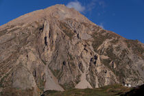 House Dwarfed by Mountain way to Thorung Phedi von serenityphotography