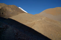 Morning Light Path to Thorung La von serenityphotography