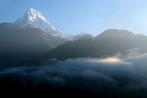 Mountains at Sunrise Poon Hill von serenityphotography