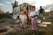 Gypsykids in front of their house-to-be-built von Peter van Beek