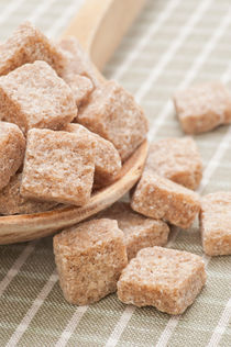 Brown sugar cubes on a wooden spoon von Lars Hallstrom