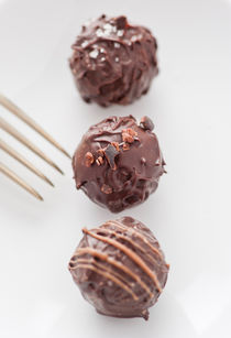 Closeup of a three chocolate truffles von Lars Hallstrom