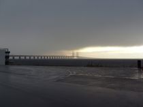 Öresund Bridge in a storm  von Sarah Osterman