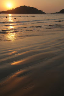 Swimming at Sunset Palolem von serenityphotography