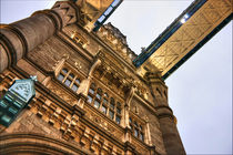 Tower Bridge from below von Armend Kabashi