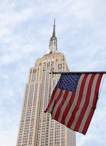 Empire State Building und amerikanische Flagge by buellom