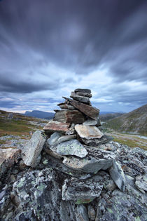Norway - rock pillar and moving clouds von Horia Bogdan