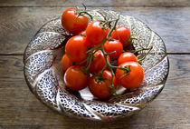 TOMATENSCHALE auf Holztisch von captainsilva