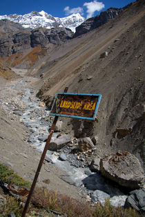 Landslide Area near Thorung Phedi von serenityphotography