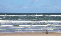 Spaziergänger am Meer von buellom