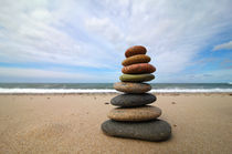 Steinpyramide am Strand von buellom